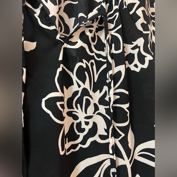⚫️ BOGO Comp Blu bold black and white floral print women’s top size medium - Picture 3 of 5